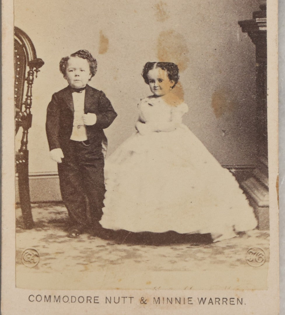 Lot 124 - Antique Carte De Visite C.D.V.. Photograph Of Sideshow Performers Commodore Nutt And Minnie Warren, With John W. Pittock Bookseller And Stationer Label, Pittsburgh, Pennsylvania, Note Trimmed Top And Staining