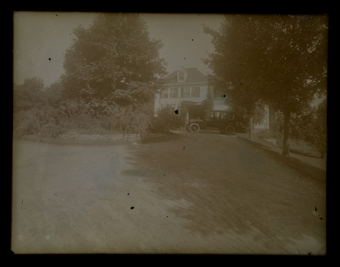 Lot 149 - Grouping Of Five Vintage Glass Plate Photographic Negatives Of Automobiles Including Broken Glass Negative Of Man Repairing Car Plus Two Film Negatives Of Same Repair Scene
