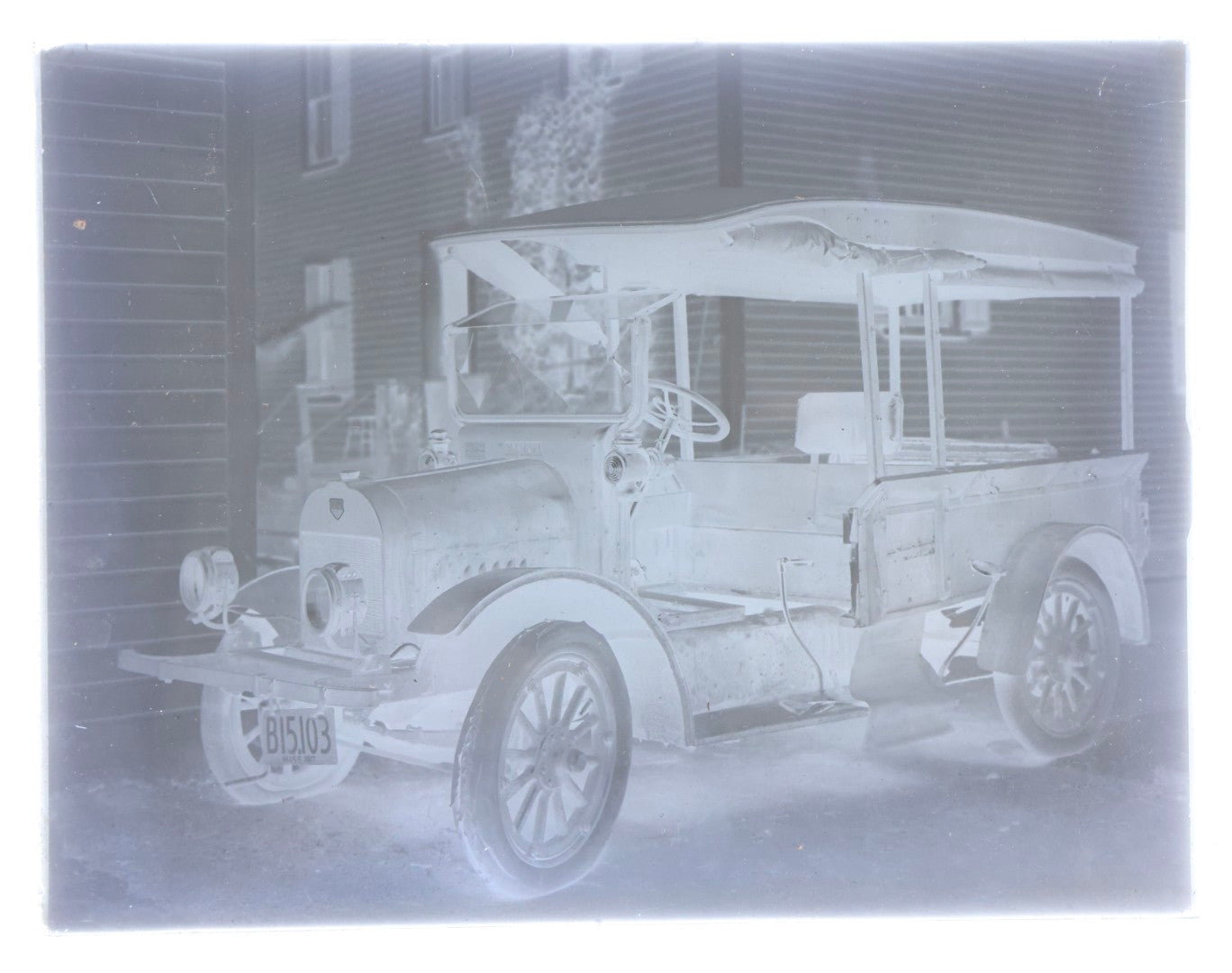 Lot 149 - Grouping Of Five Vintage Glass Plate Photographic Negatives Of Automobiles Including Broken Glass Negative Of Man Repairing Car Plus Two Film Negatives Of Same Repair Scene