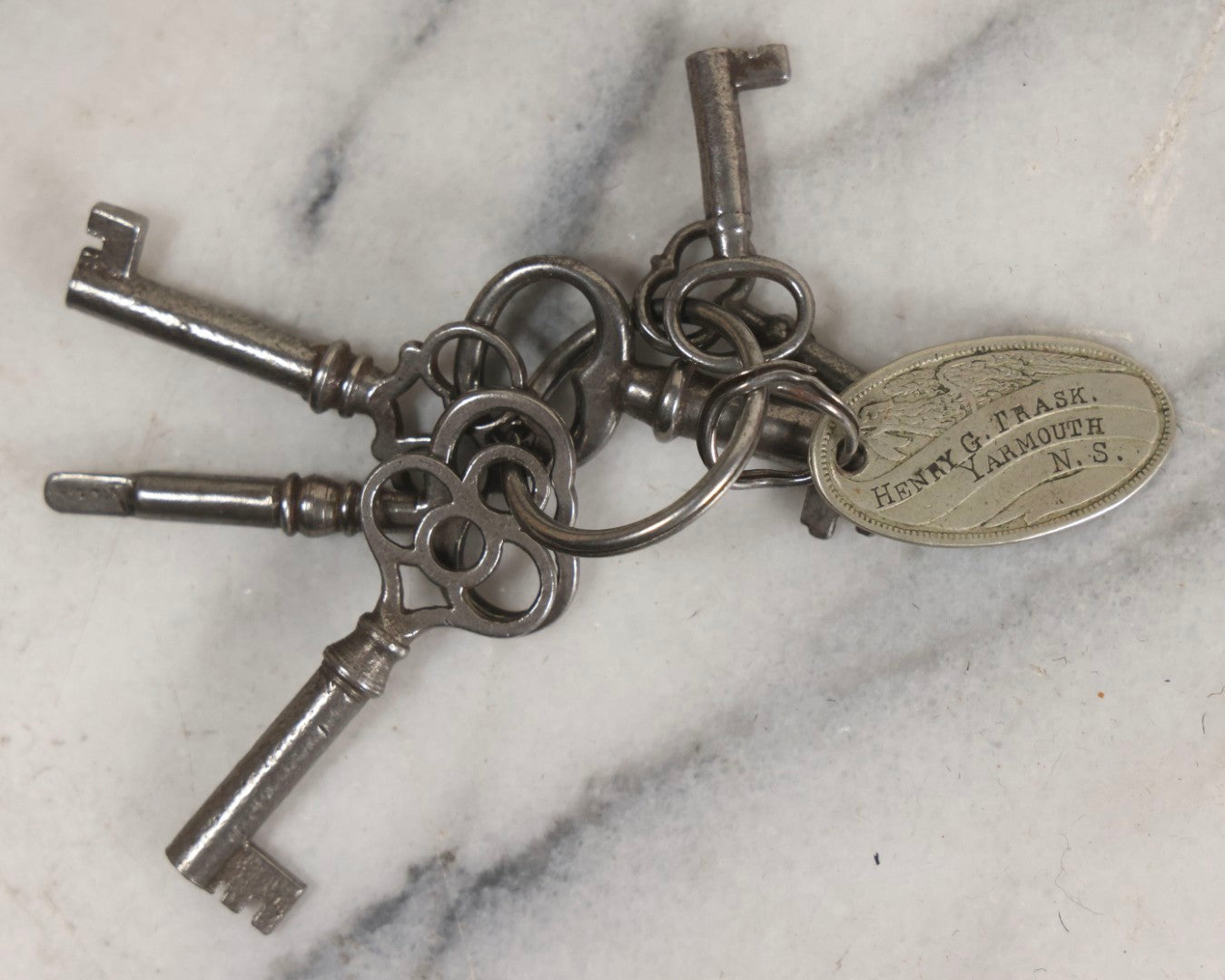 Lot 154 - Antique Box Lot In Red Schrafft's Chocolate Box With 1908 Cameo Lid Containing G.A.R. Post 60 Ribbons, Keys Of Henry G. Trask Of Yarmouth, N.S., And Grand Army Of The Republic Veteran Button