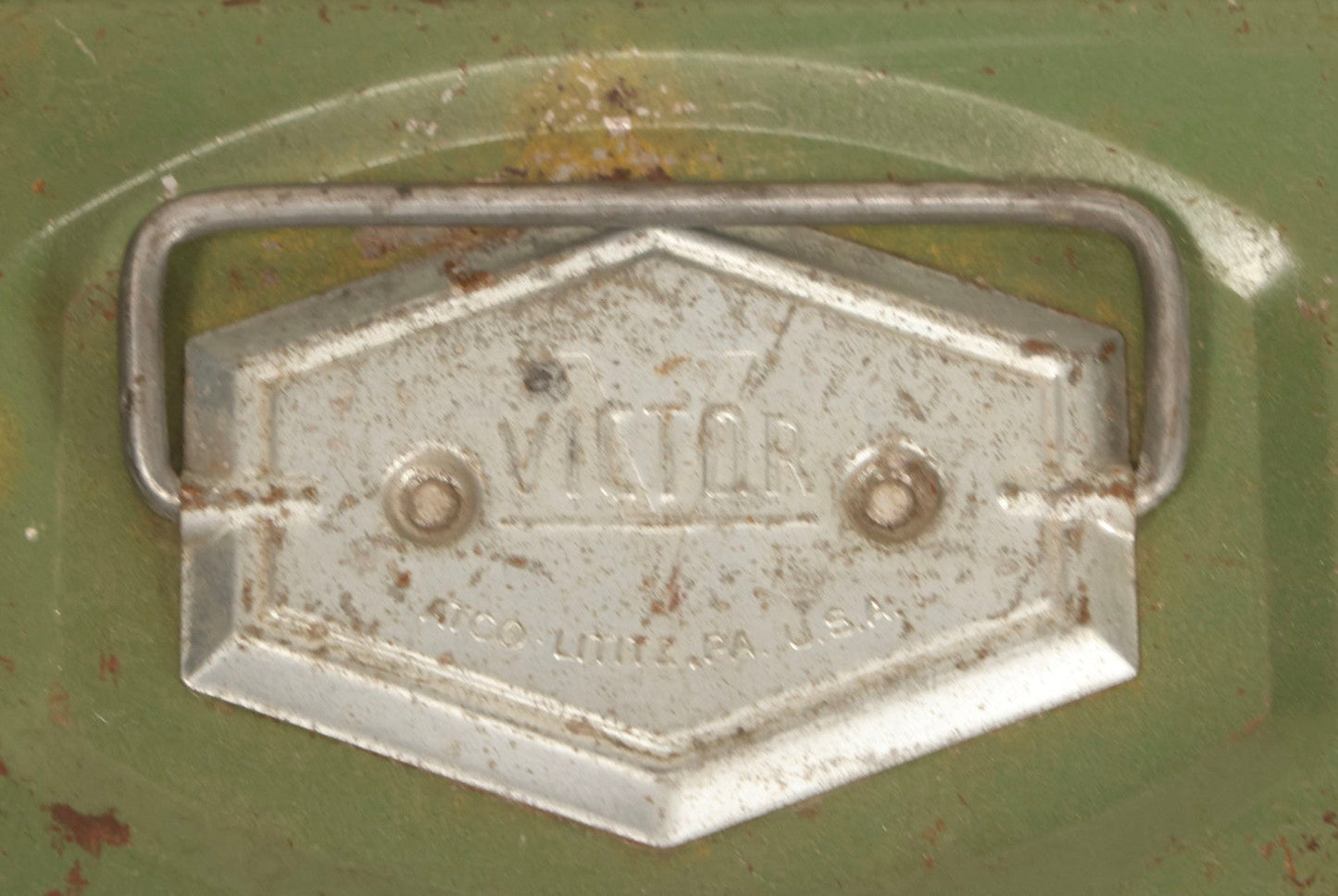 Lot 124 - Vintage Victor Green Metal Tackle Box With White Slotted Tray, Atco Lititz, Pennsylvania