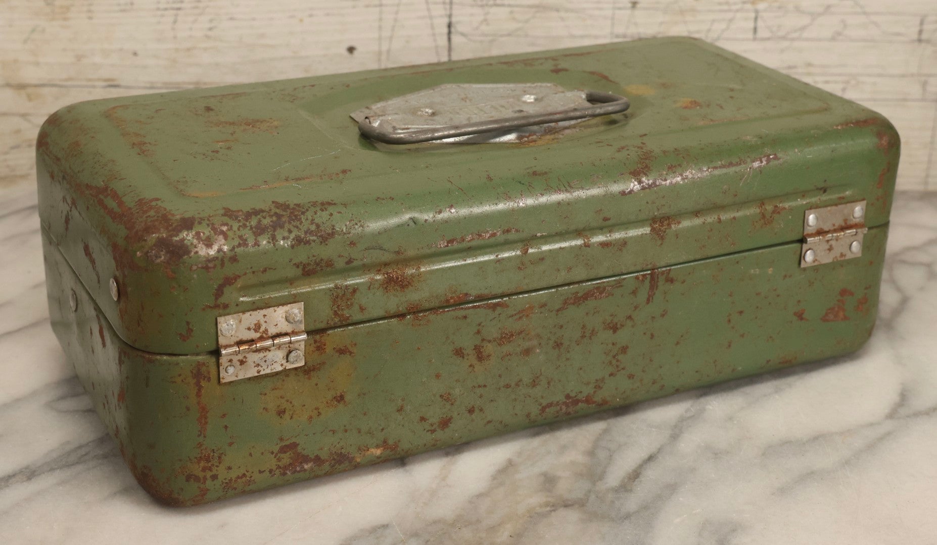 Lot 124 - Vintage Victor Green Metal Tackle Box With White Slotted Tray, Atco Lititz, Pennsylvania