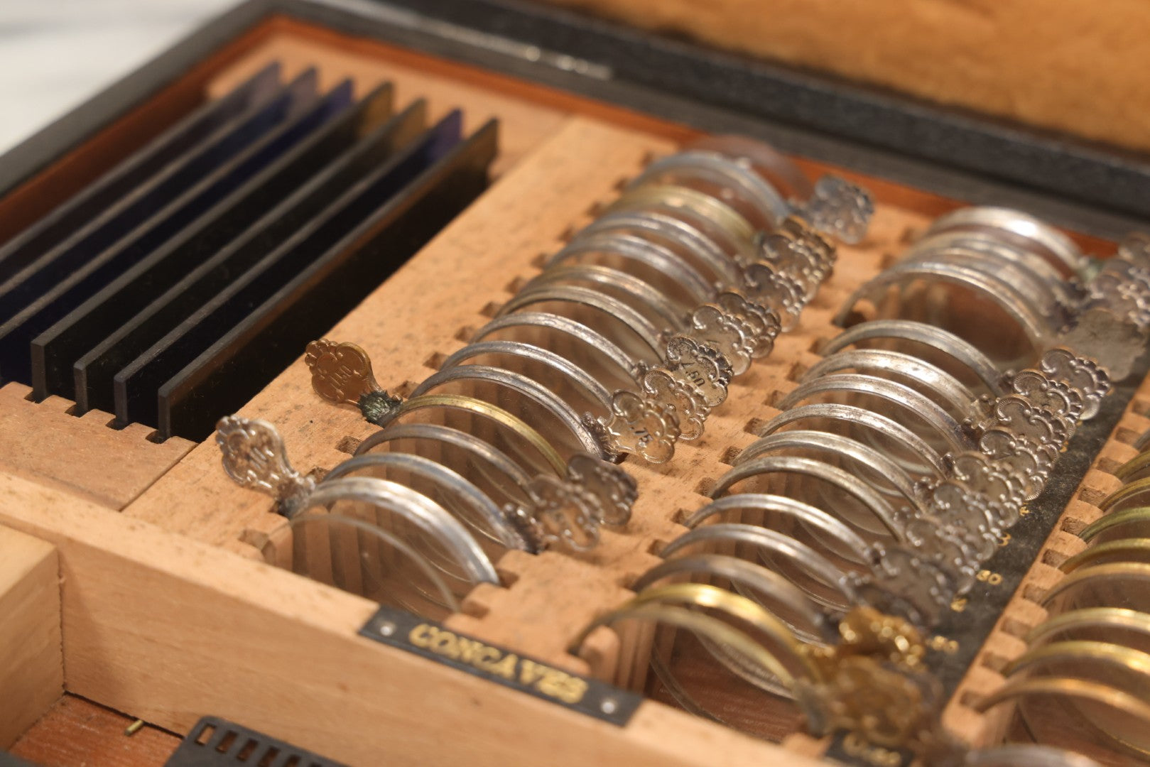 Lot 010 - Antique Optometrist Trial Lens Set With Concave And Convex Lenses In Original Fitted Case