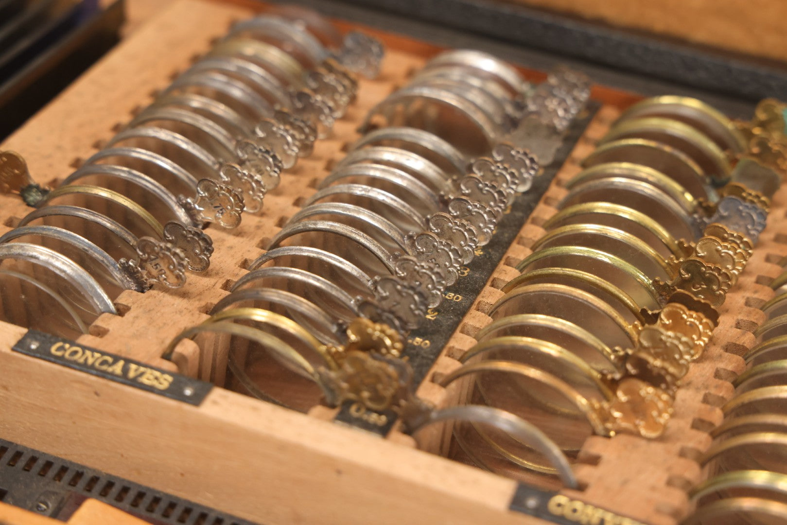 Lot 010 - Antique Optometrist Trial Lens Set With Concave And Convex Lenses In Original Fitted Case