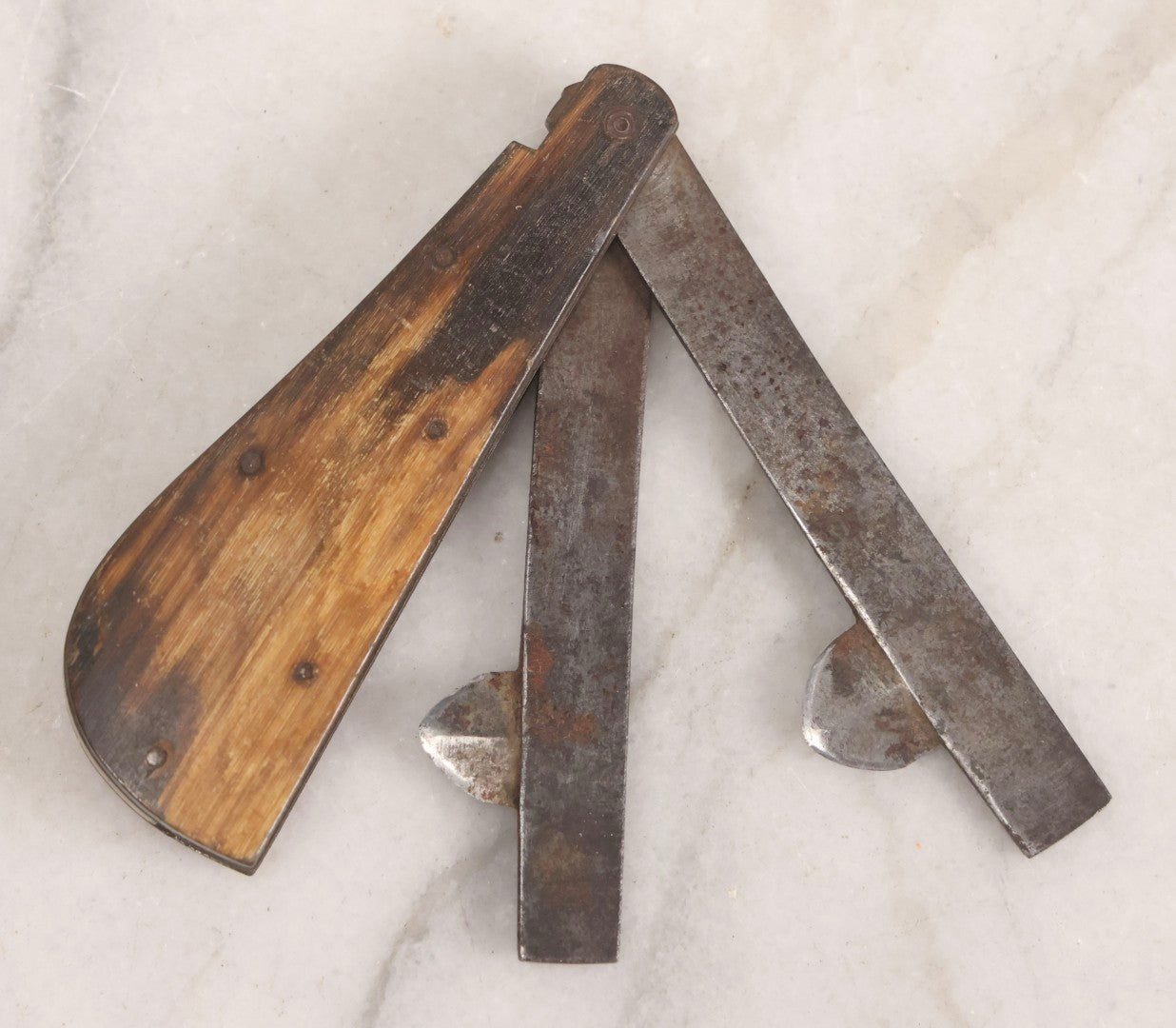 Lot 017 - Antique 19th Century Two-Blade Bloodletting Fleam With Horn Handle