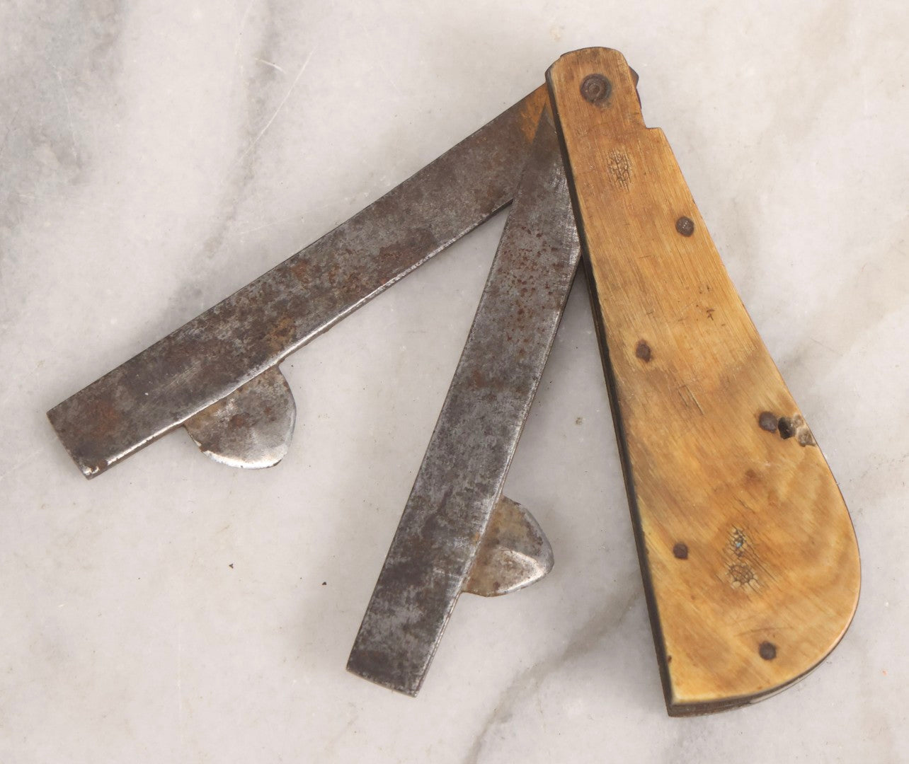 Lot 017 - Antique 19th Century Two-Blade Bloodletting Fleam With Horn Handle