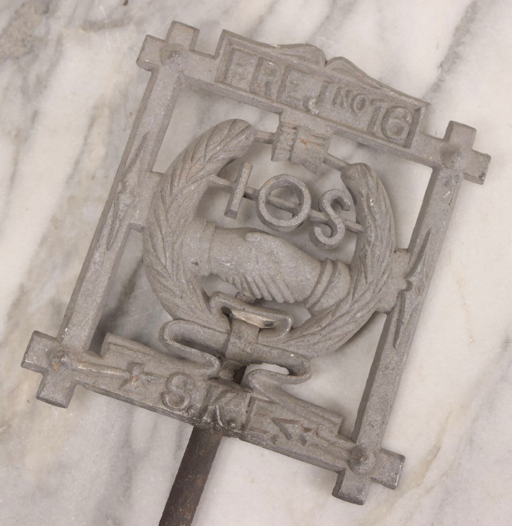 Lot 019 - Antique Independent Order Of Svithiod Frej Lodge No. 16 (Moline, Illinois) Cast Metal Grave Marker And Flag Holder With Shaking Hands Motif