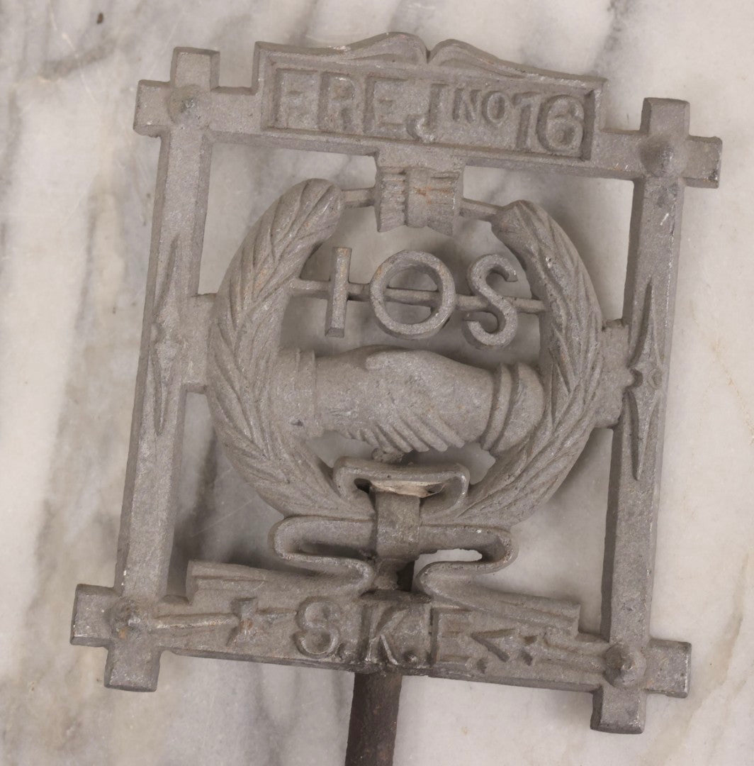 Lot 019 - Antique Independent Order Of Svithiod Frej Lodge No. 16 (Moline, Illinois) Cast Metal Grave Marker And Flag Holder With Shaking Hands Motif