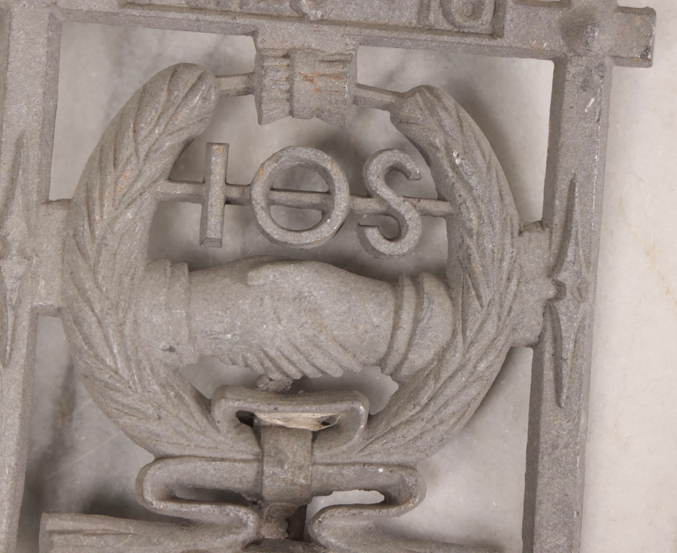 Lot 019 - Antique Independent Order Of Svithiod Frej Lodge No. 16 (Moline, Illinois) Cast Metal Grave Marker And Flag Holder With Shaking Hands Motif