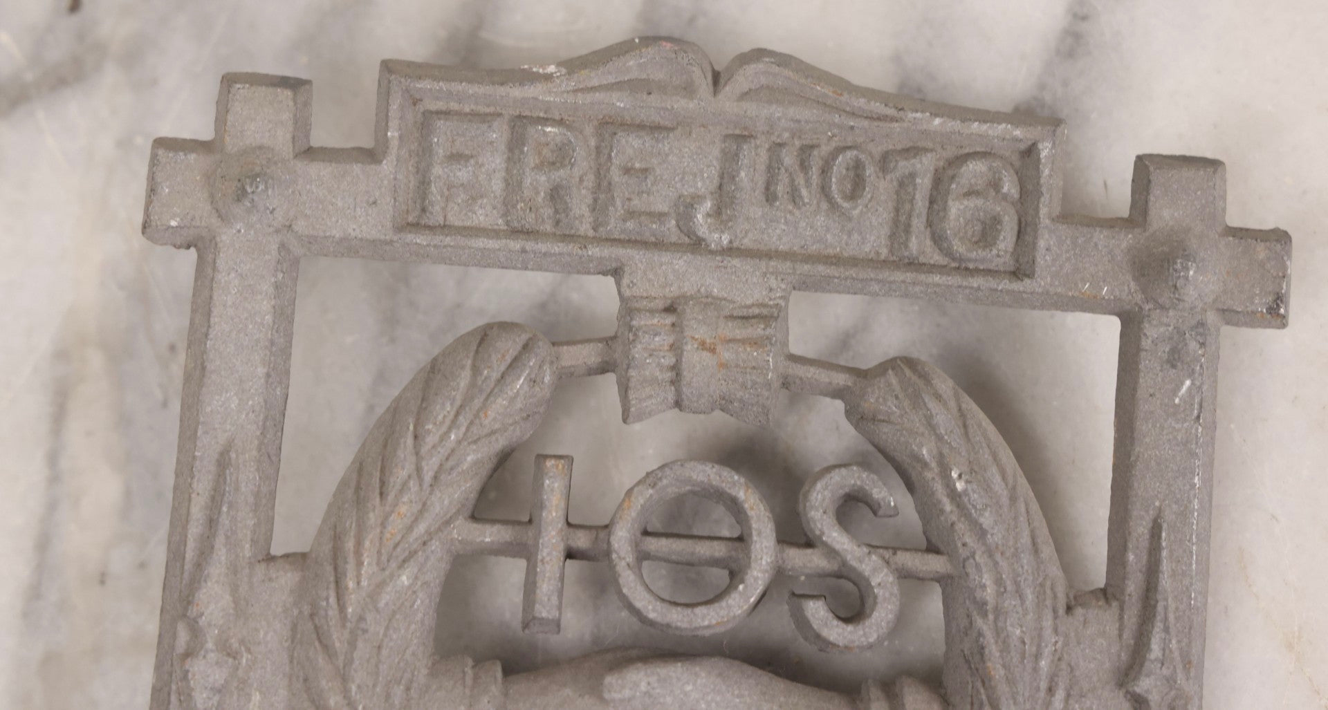 Lot 019 - Antique Independent Order Of Svithiod Frej Lodge No. 16 (Moline, Illinois) Cast Metal Grave Marker And Flag Holder With Shaking Hands Motif