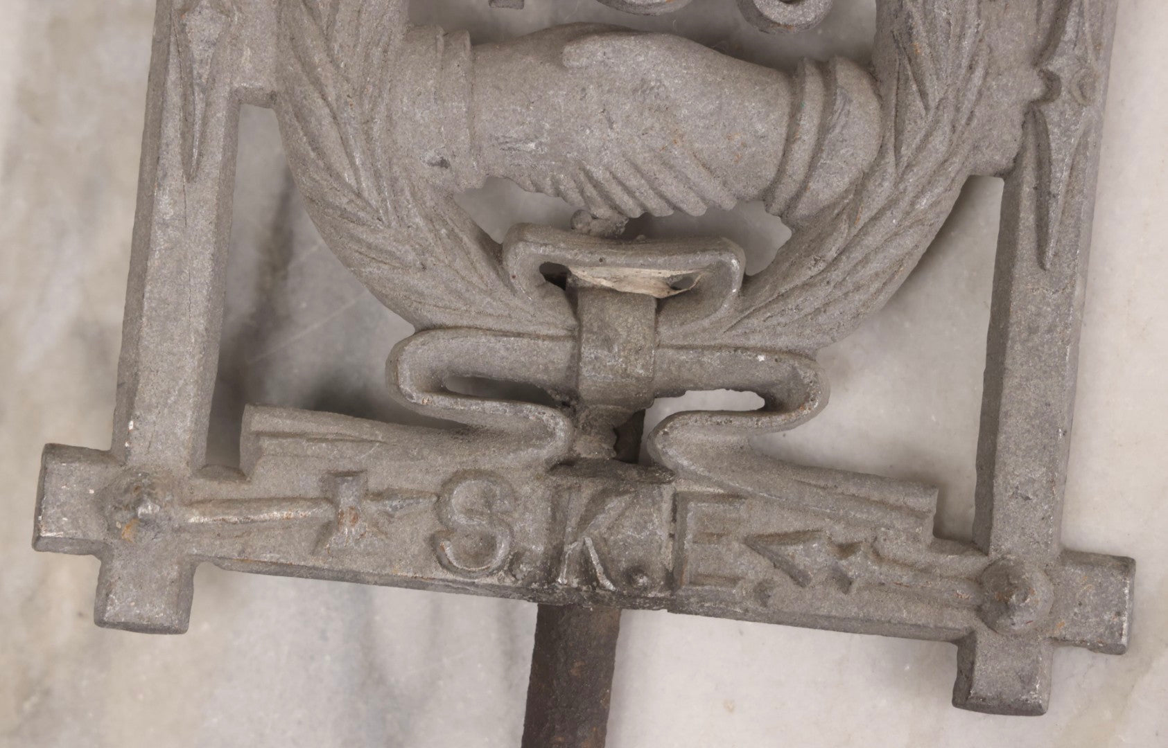 Lot 019 - Antique Independent Order Of Svithiod Frej Lodge No. 16 (Moline, Illinois) Cast Metal Grave Marker And Flag Holder With Shaking Hands Motif