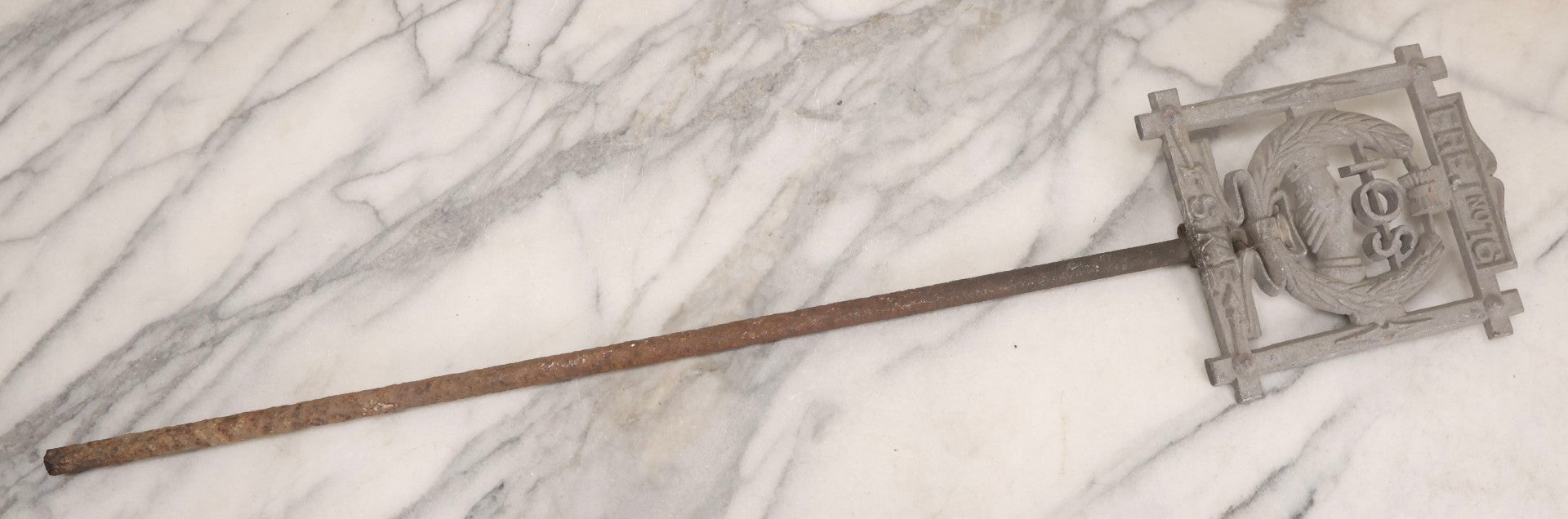 Lot 019 - Antique Independent Order Of Svithiod Frej Lodge No. 16 (Moline, Illinois) Cast Metal Grave Marker And Flag Holder With Shaking Hands Motif