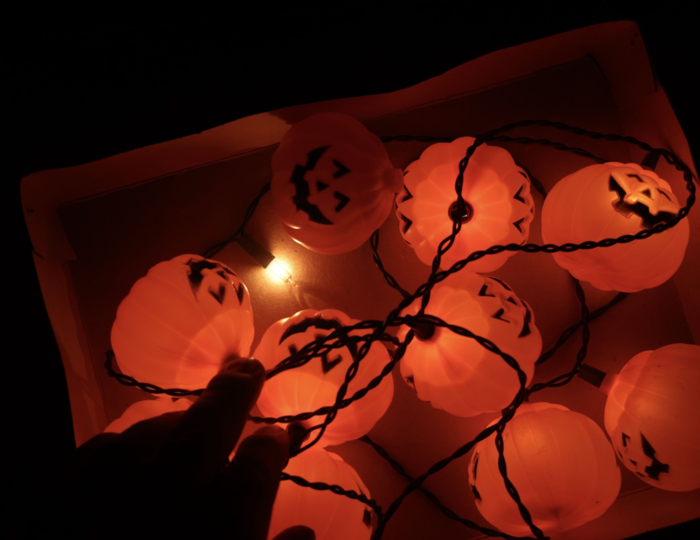 Lot 049 - Vintage Witch Time Brand Halloween Jack O' Lantern String Light Set, 10 Blow Mold Pumpkins, Electro-Plastics Inc., 1988