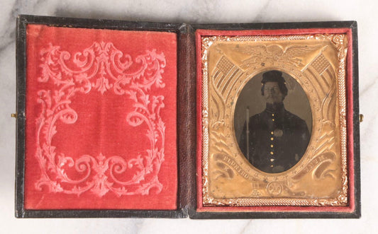 Lot 073 - Antique Civil War–Era Tintype Photograph Of Union Soldier In Uniform With Rifle, 1/6th Plate, In Original Patriotic Eagle Leatherette Case