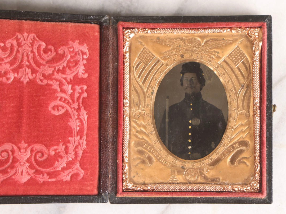 Lot 073 - Antique Civil War–Era Tintype Photograph Of Union Soldier In Uniform With Rifle, 1/6th Plate, In Original Patriotic Eagle Leatherette Case