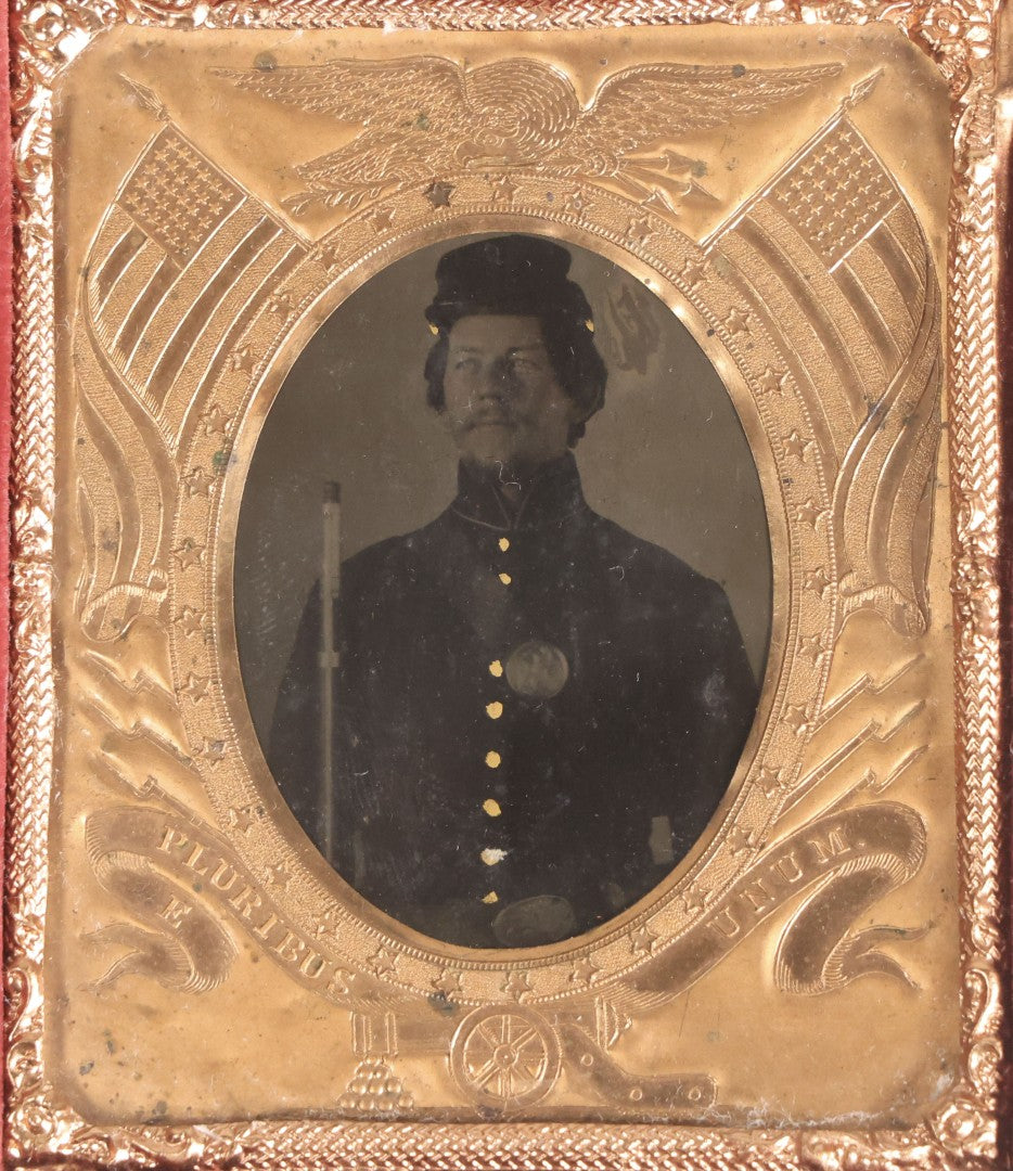 Lot 073 - Antique Civil War–Era Tintype Photograph Of Union Soldier In Uniform With Rifle, 1/6th Plate, In Original Patriotic Eagle Leatherette Case