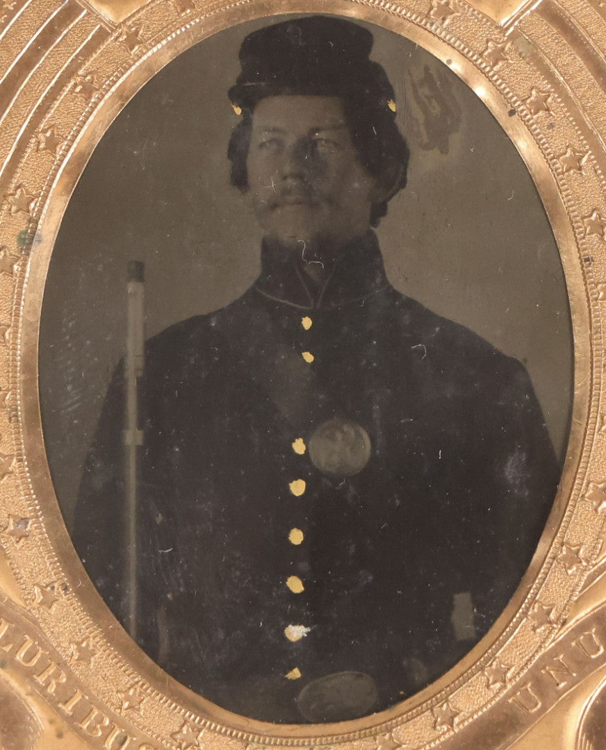 Lot 073 - Antique Civil War–Era Tintype Photograph Of Union Soldier In Uniform With Rifle, 1/6th Plate, In Original Patriotic Eagle Leatherette Case