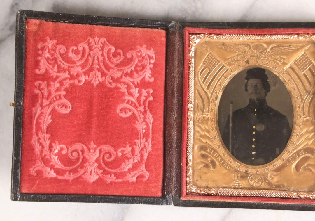 Lot 073 - Antique Civil War–Era Tintype Photograph Of Union Soldier In Uniform With Rifle, 1/6th Plate, In Original Patriotic Eagle Leatherette Case