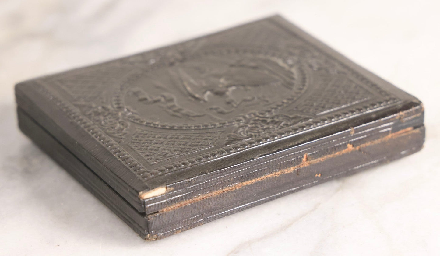 Lot 073 - Antique Civil War–Era Tintype Photograph Of Union Soldier In Uniform With Rifle, 1/6th Plate, In Original Patriotic Eagle Leatherette Case