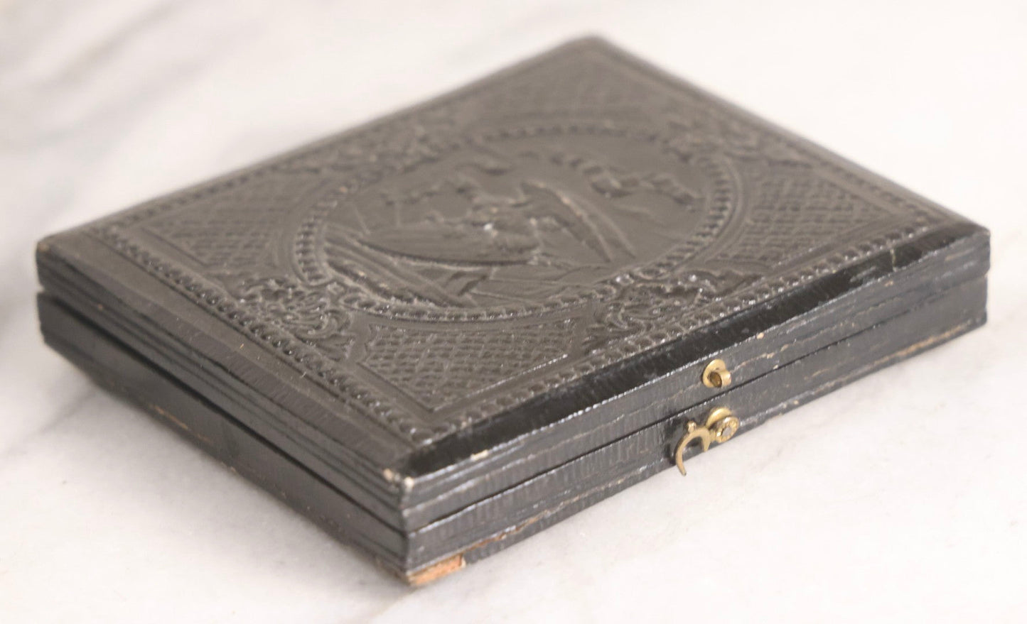 Lot 073 - Antique Civil War–Era Tintype Photograph Of Union Soldier In Uniform With Rifle, 1/6th Plate, In Original Patriotic Eagle Leatherette Case