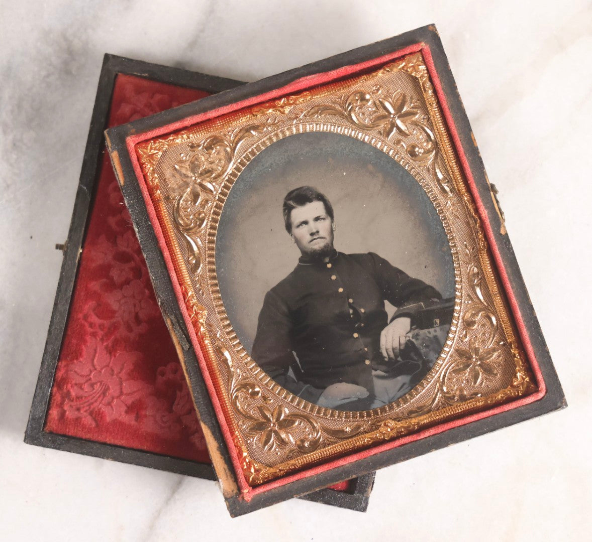 Lot 074 - Antique Civil War–Era Tintype Photograph Of Union Soldier, 1/6th Plate, In Full Split Leatherette Case With Ornate Gilt Mat