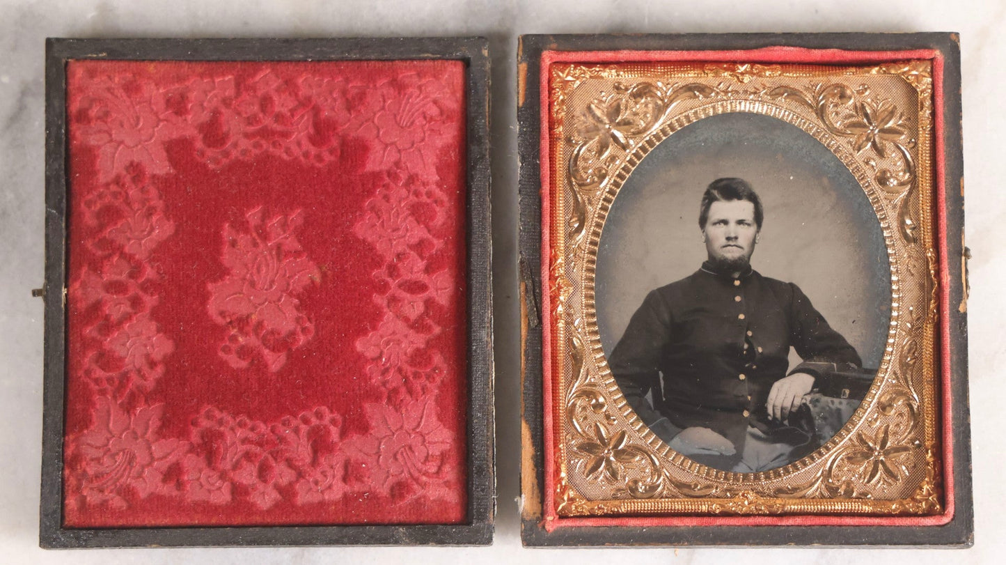 Lot 074 - Antique Civil War–Era Tintype Photograph Of Union Soldier, 1/6th Plate, In Full Split Leatherette Case With Ornate Gilt Mat