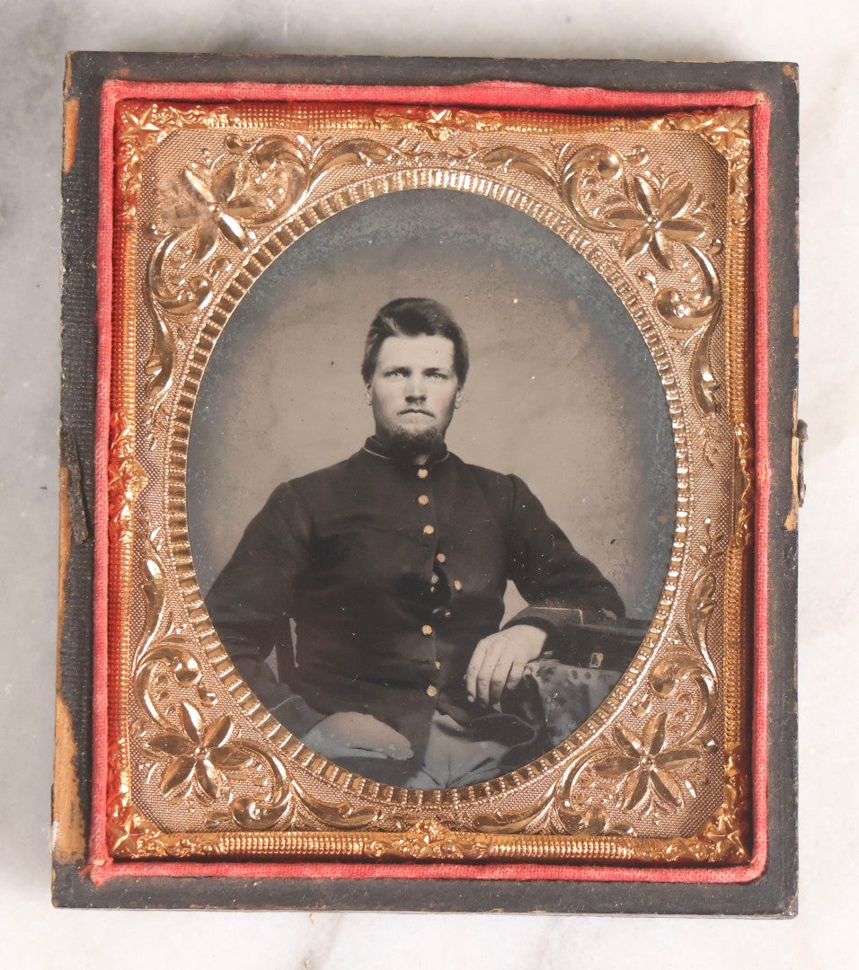 Lot 074 - Antique Civil War–Era Tintype Photograph Of Union Soldier, 1/6th Plate, In Full Split Leatherette Case With Ornate Gilt Mat