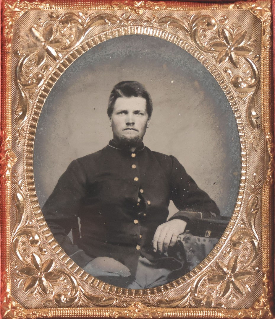 Lot 074 - Antique Civil War–Era Tintype Photograph Of Union Soldier, 1/6th Plate, In Full Split Leatherette Case With Ornate Gilt Mat