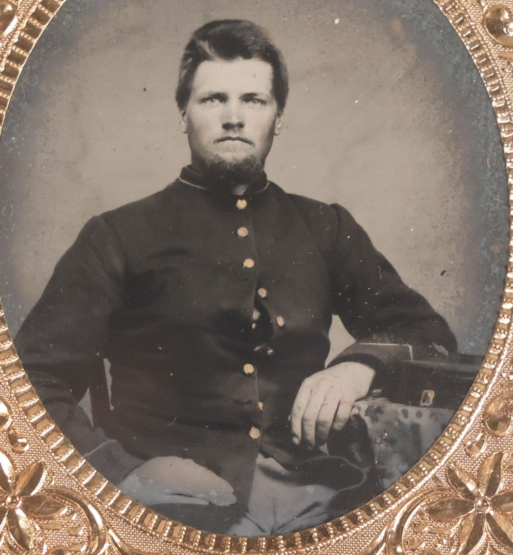Lot 074 - Antique Civil War–Era Tintype Photograph Of Union Soldier, 1/6th Plate, In Full Split Leatherette Case With Ornate Gilt Mat