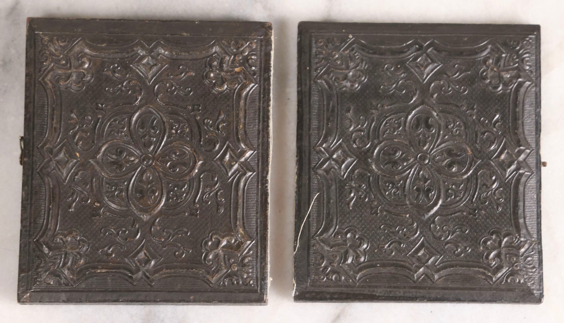 Lot 074 - Antique Civil War–Era Tintype Photograph Of Union Soldier, 1/6th Plate, In Full Split Leatherette Case With Ornate Gilt Mat