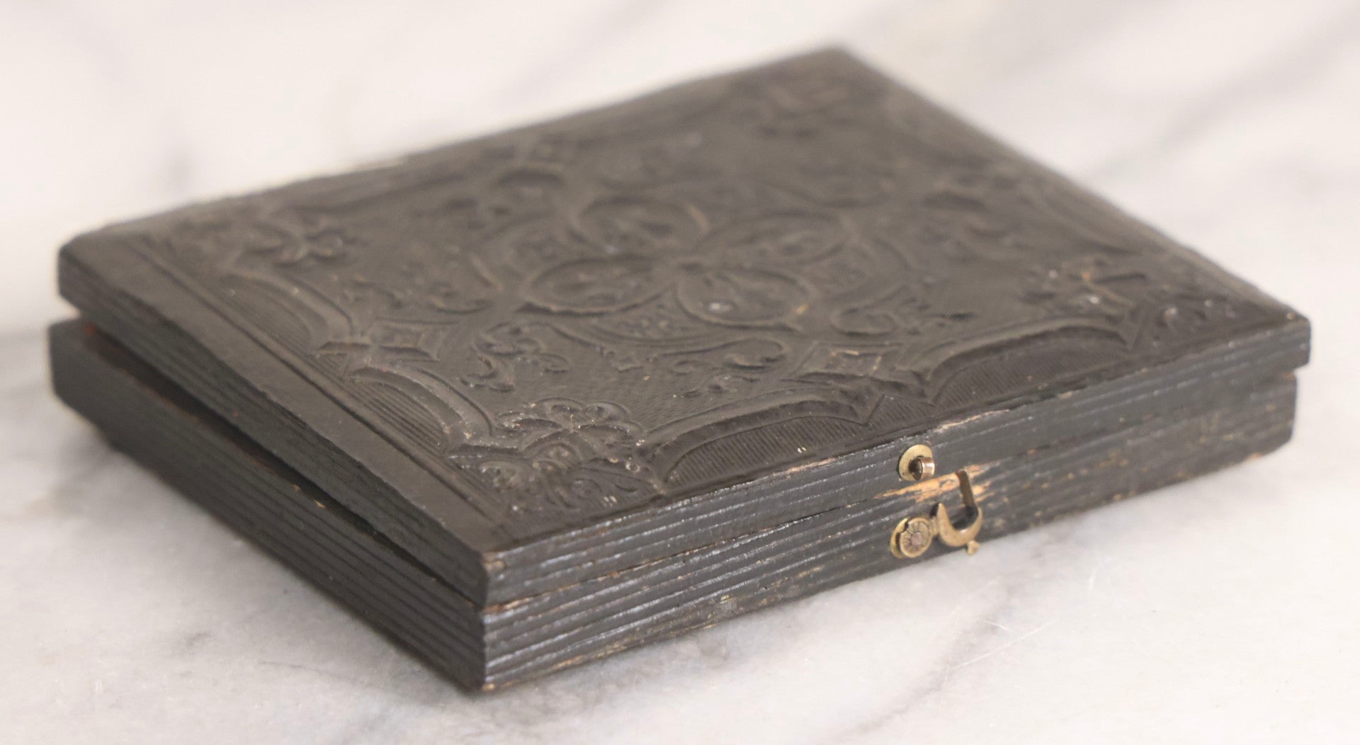 Lot 074 - Antique Civil War–Era Tintype Photograph Of Union Soldier, 1/6th Plate, In Full Split Leatherette Case With Ornate Gilt Mat