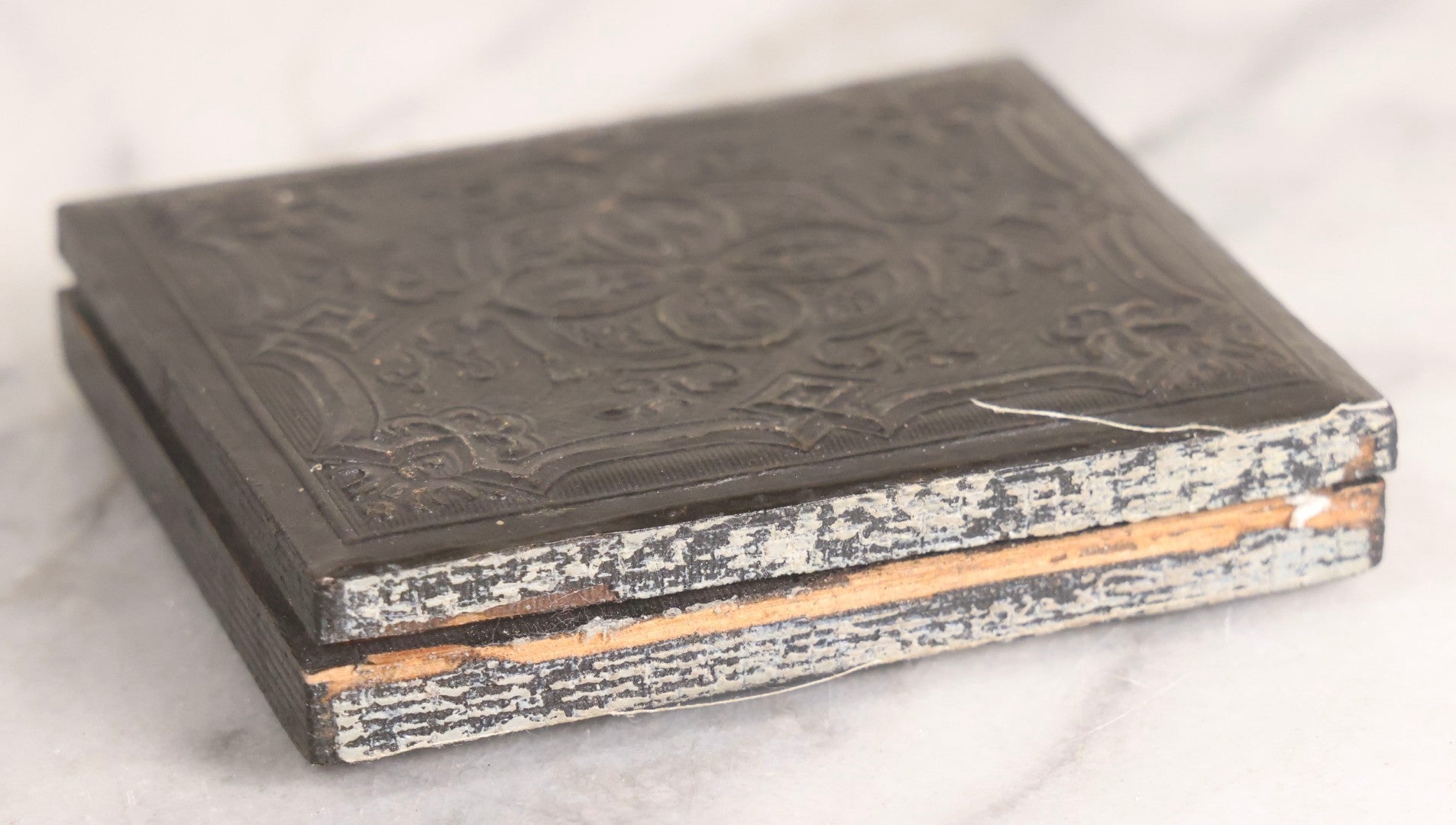 Lot 074 - Antique Civil War–Era Tintype Photograph Of Union Soldier, 1/6th Plate, In Full Split Leatherette Case With Ornate Gilt Mat