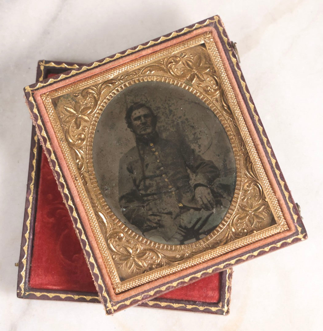 Lot 075 - Antique Civil War–Era Tintype Photograph Of Union Soldier, 1/6th Plate, In Full Split Leatherette Case, Poor Condition
