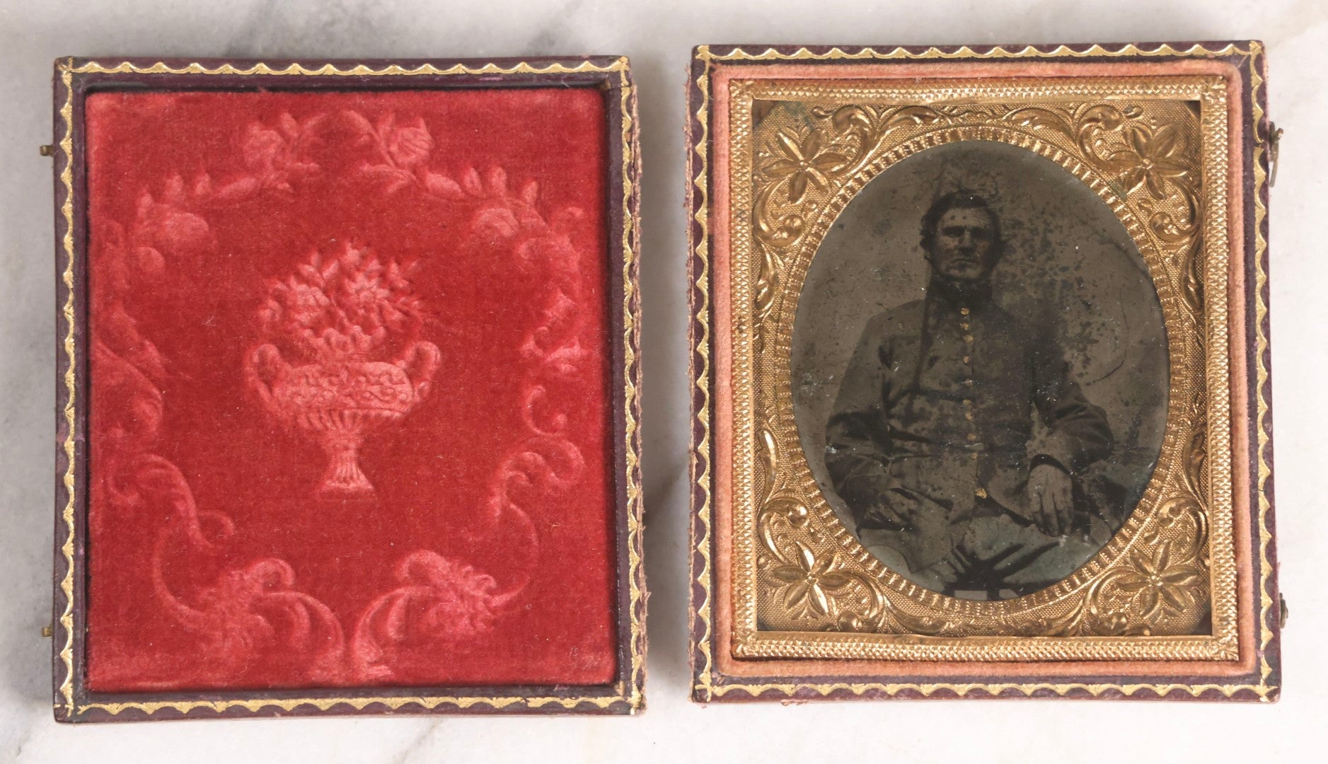 Lot 075 - Antique Civil War–Era Tintype Photograph Of Union Soldier, 1/6th Plate, In Full Split Leatherette Case, Poor Condition