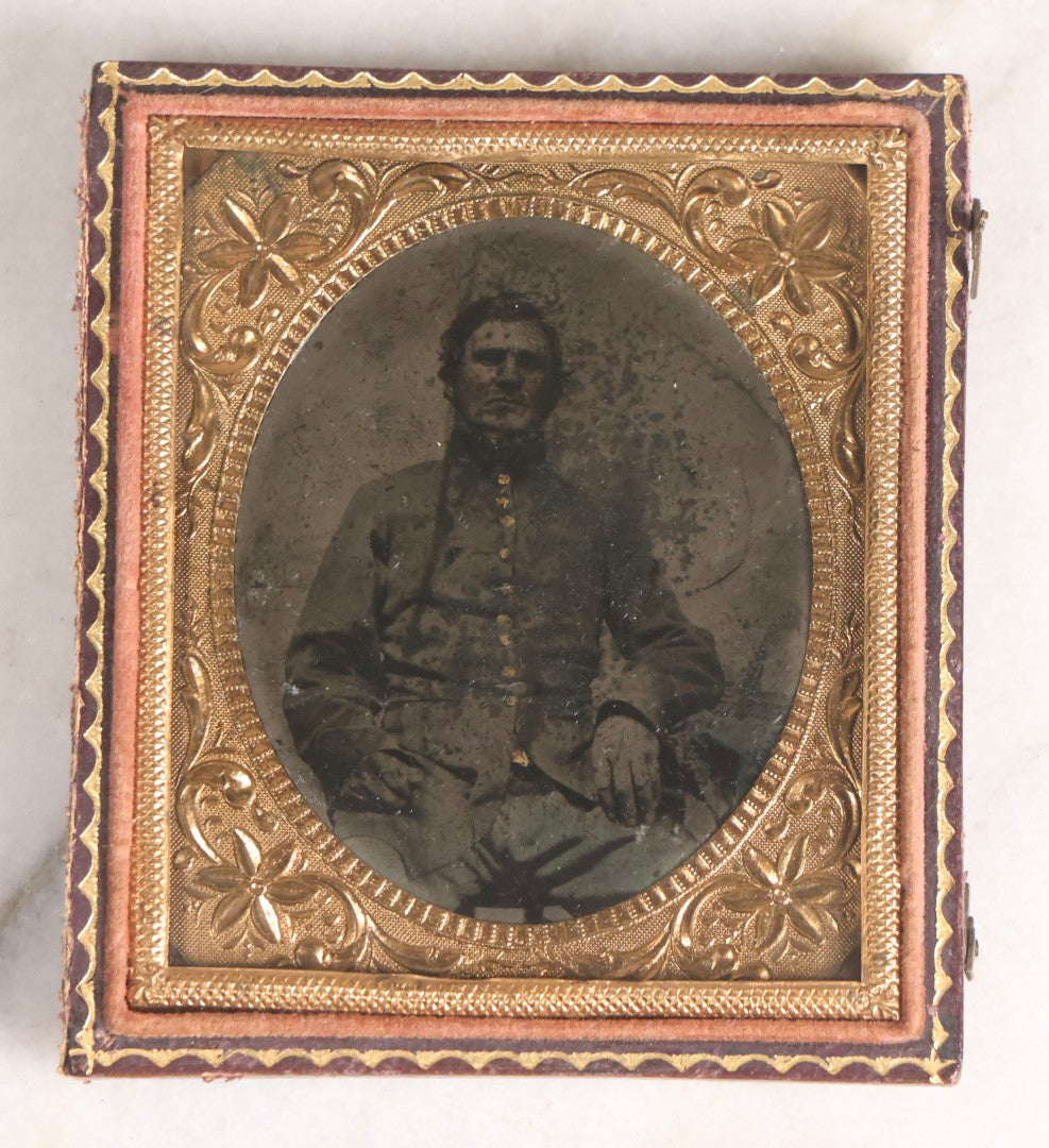 Lot 075 - Antique Civil War–Era Tintype Photograph Of Union Soldier, 1/6th Plate, In Full Split Leatherette Case, Poor Condition