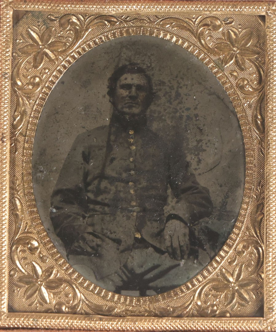 Lot 075 - Antique Civil War–Era Tintype Photograph Of Union Soldier, 1/6th Plate, In Full Split Leatherette Case, Poor Condition