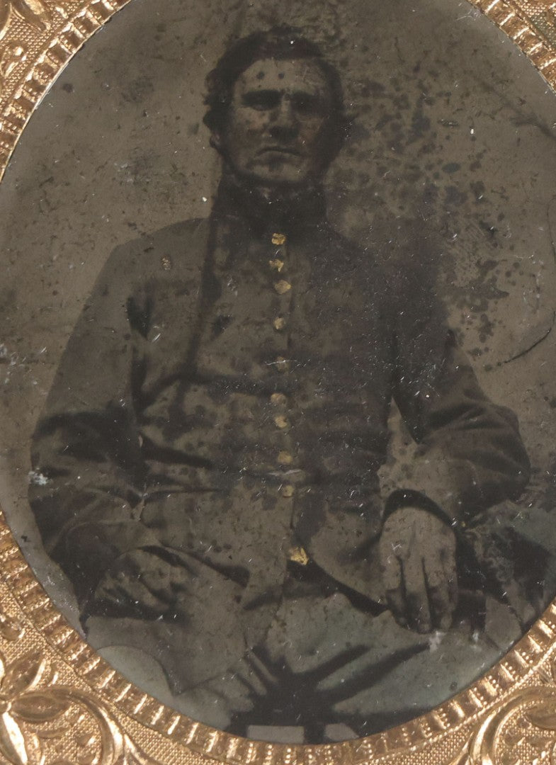 Lot 075 - Antique Civil War–Era Tintype Photograph Of Union Soldier, 1/6th Plate, In Full Split Leatherette Case, Poor Condition