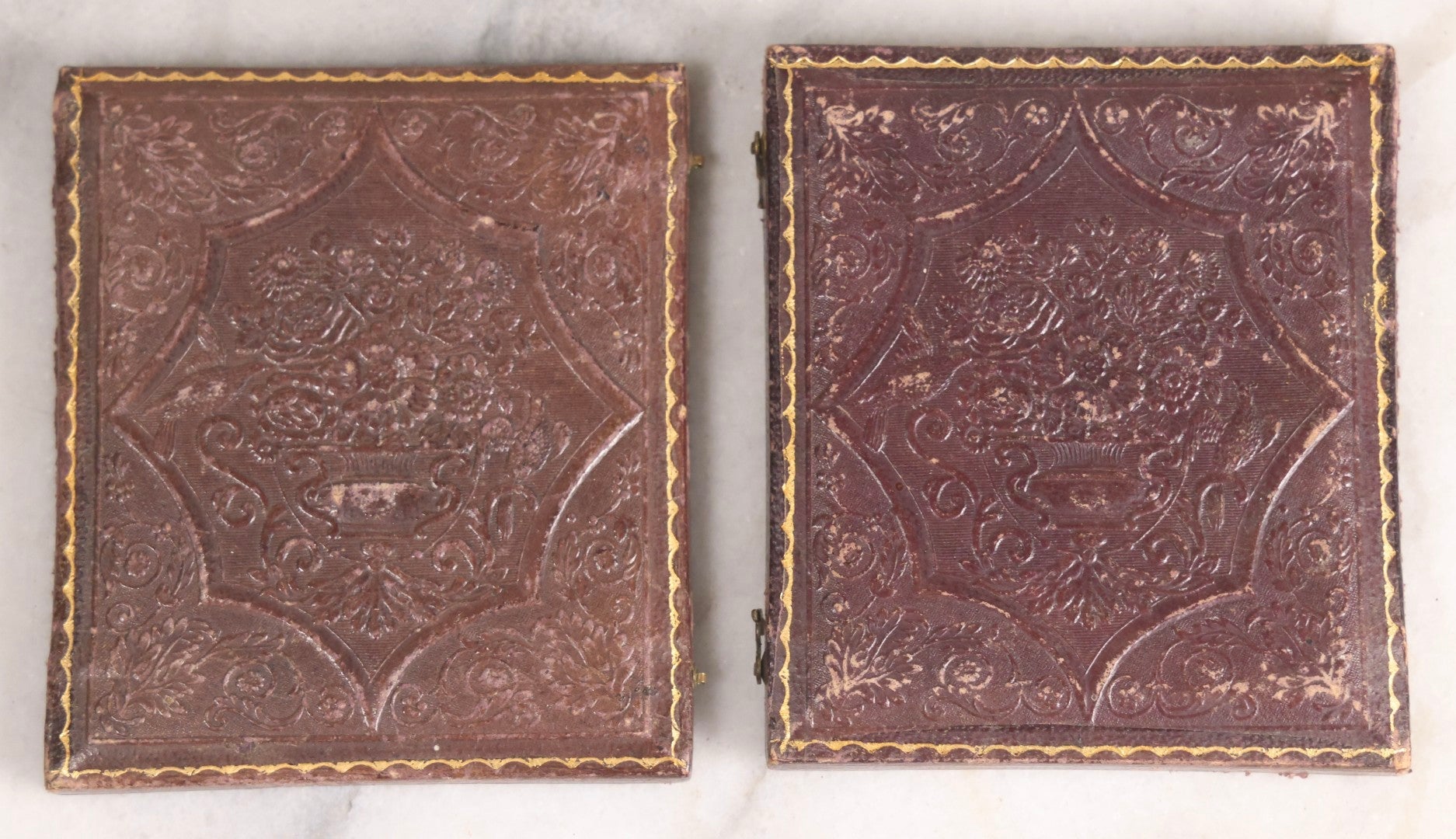 Lot 075 - Antique Civil War–Era Tintype Photograph Of Union Soldier, 1/6th Plate, In Full Split Leatherette Case, Poor Condition