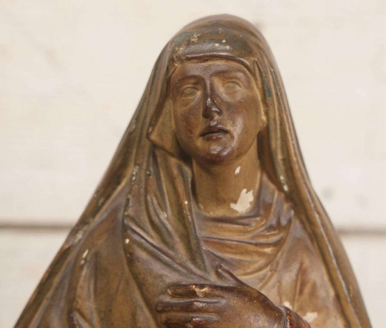 Lot 101 - Vintage Chalkware Pieta Figural Religious Sculpture Depicting The Virgin Mary With The Body Of Christ On Painted Base