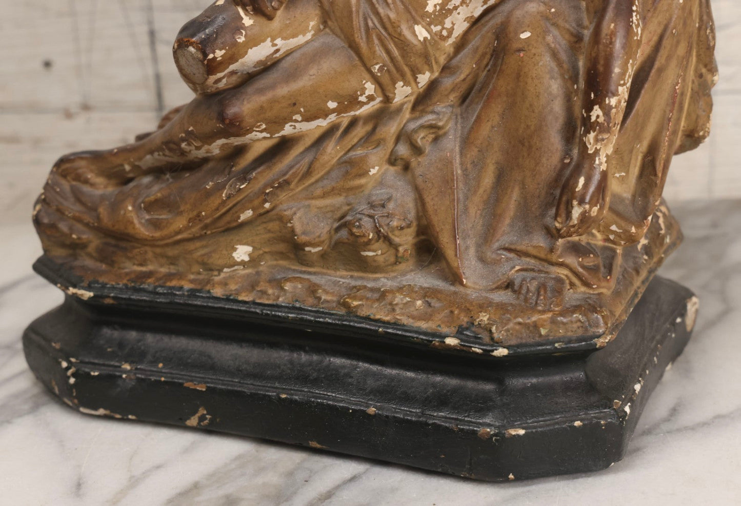 Lot 101 - Vintage Chalkware Pieta Figural Religious Sculpture Depicting The Virgin Mary With The Body Of Christ On Painted Base