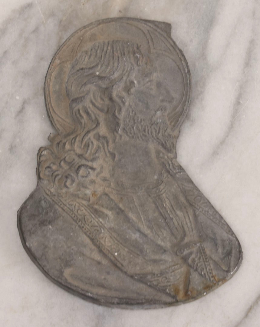 Lot 115 - Pair Of Vintage Cast Metal Religious Plaques Depicting Christ And The Virgin Mary In Profile