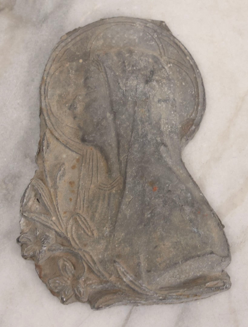 Lot 115 - Pair Of Vintage Cast Metal Religious Plaques Depicting Christ And The Virgin Mary In Profile