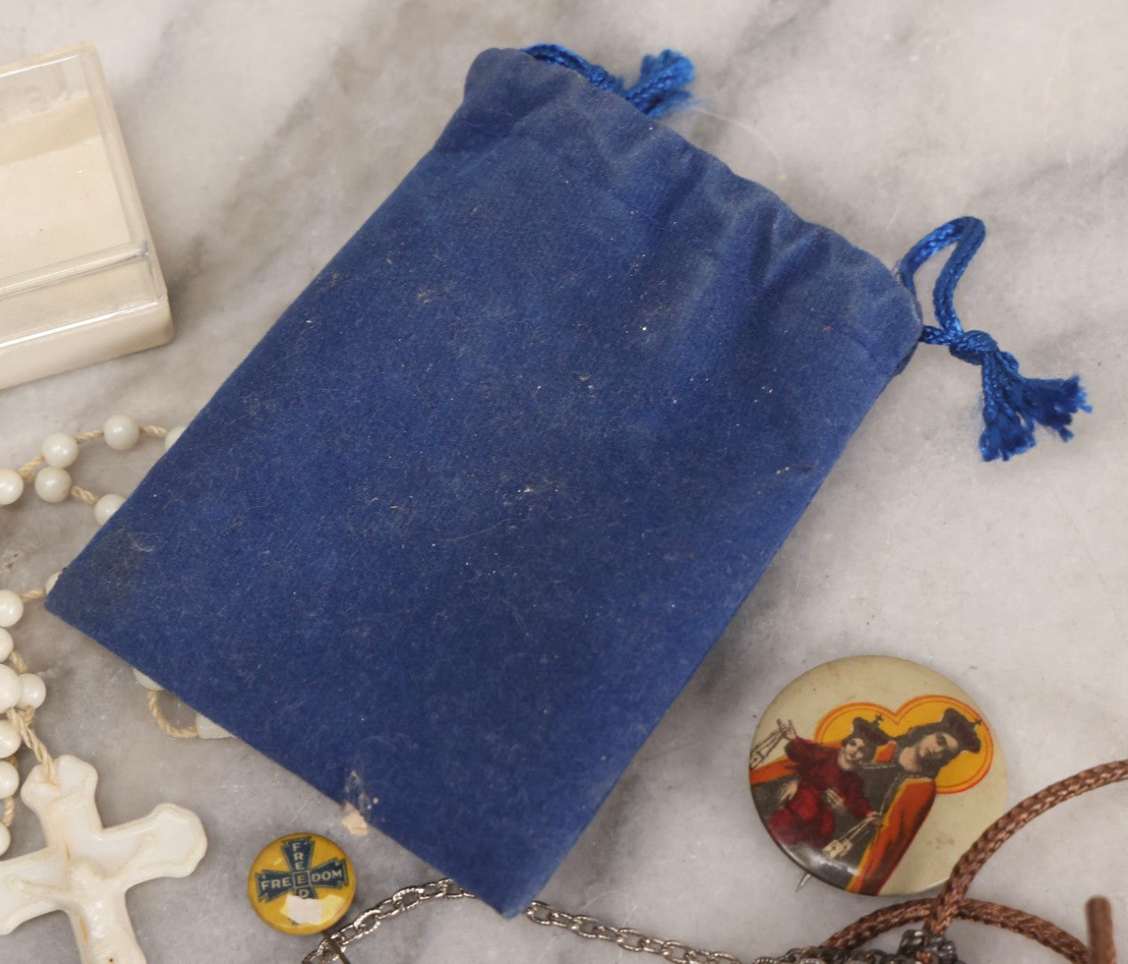 Lot 116 - Grouping Of Mixed Vintage Religious Devotional Items Including Rosaries, Medals, Crosses, And Pins