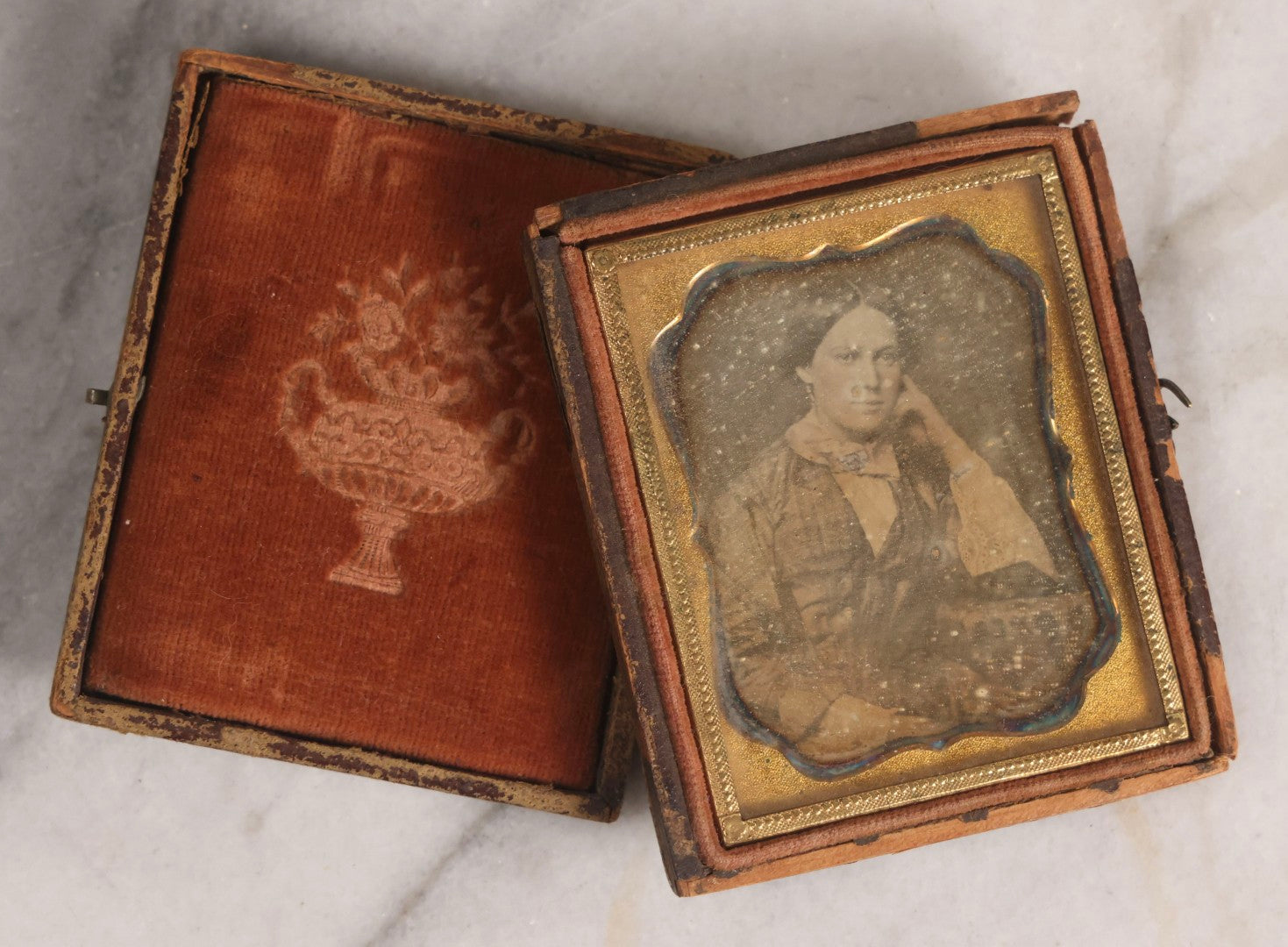 Lot 129 - Antique 1/9th Plate Daguerreotype Photograph Of Woman Resting Her Hand On Her Head In Full Split Leatherette Case