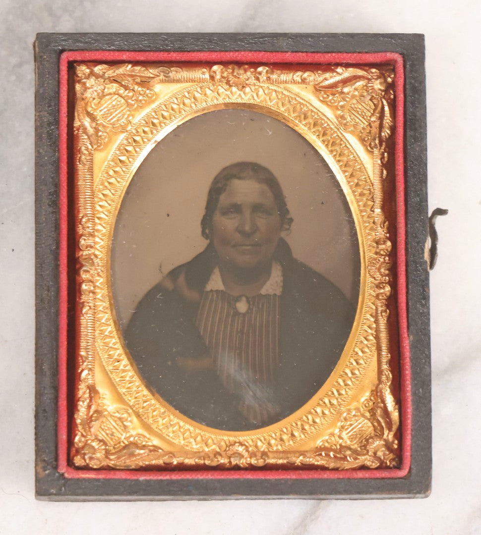 Lot 132 - Antique 1/9th Plate Ambrotype Photograph Of Matronly Woman In Full Split Leatherette Case