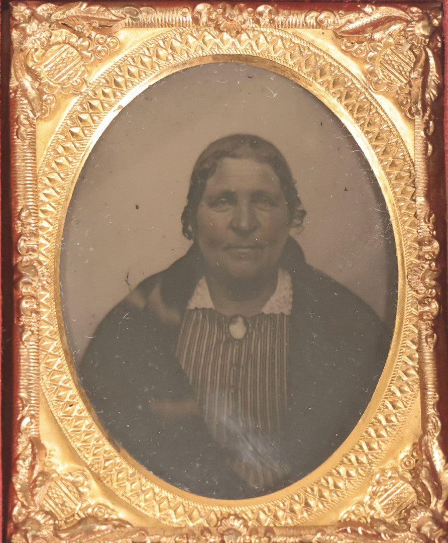 Lot 132 - Antique 1/9th Plate Ambrotype Photograph Of Matronly Woman In Full Split Leatherette Case