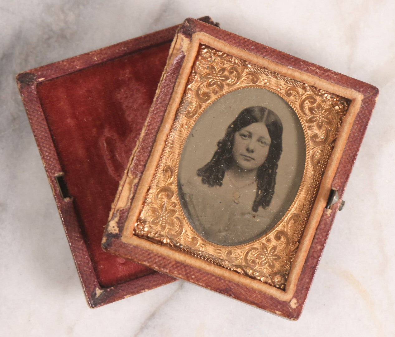 Lot 145 - Antique 1/9th Plate Tintype Photograph Of Young Woman With Curly Hair In A Full Split Leatherette Case