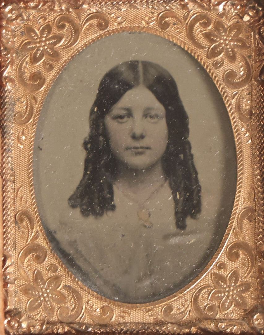 Lot 145 - Antique 1/9th Plate Tintype Photograph Of Young Woman With Curly Hair In A Full Split Leatherette Case