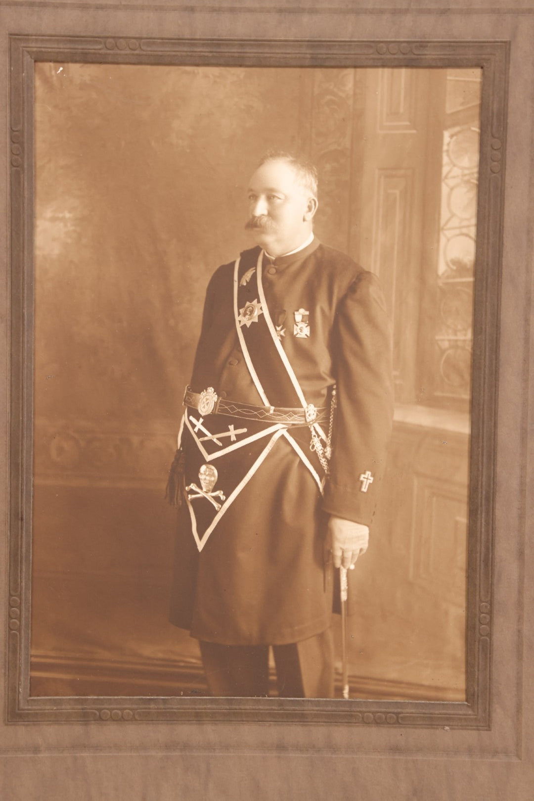 Lot 156 - Antique Foldered Studio Photograph Of Freemason / Knights Templar Member Wearing Skull And Crossbones Apron, Identified As Theo. Stand, Photographed At The Newell Studio, Rockville, Connecticut, 1921