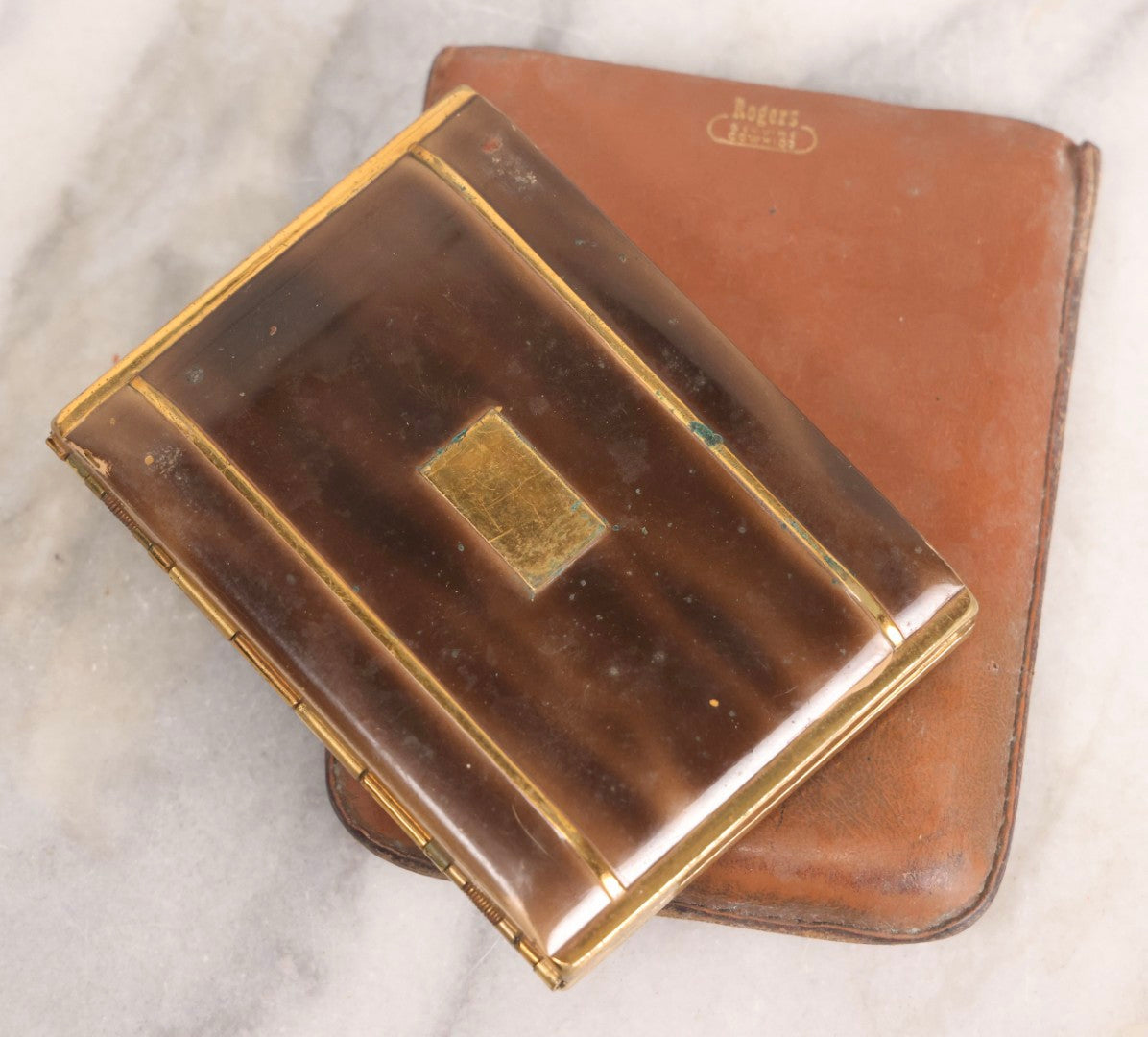 Lot 285 - Vintage Twain-Lite Cigarette Holder With Leather Case By Metalfield, New York, With Brushed Brass Interior And Spring-Loaded Arms
